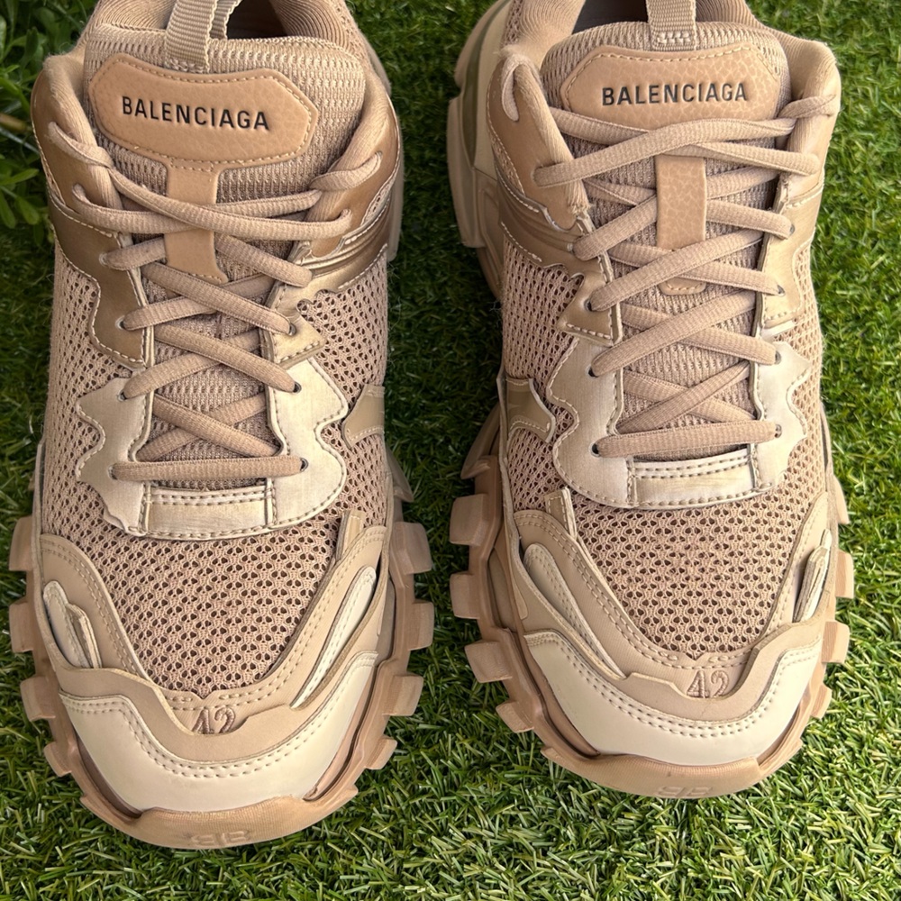 BALENCIAGA
Track.3 Sneakers - Balenciaga - Beige Mix
$1,025 Sz 42 men 9 women 12 - Picture 12 of 17